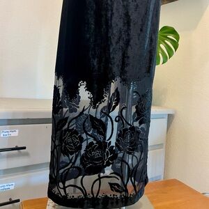 Elegant Black Velvet Skirt with Floral Lace and Back Slit 80s vintage